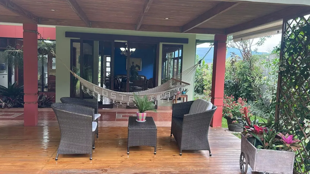 Venta casa una planta, 4 cuartos, gran jardín, Escazú.