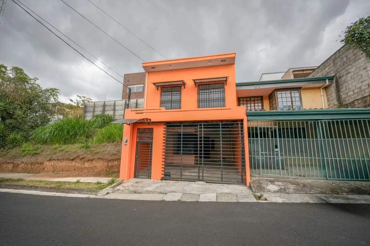 Two-story house with three bedrooms in Lomas de Ayarco Sur