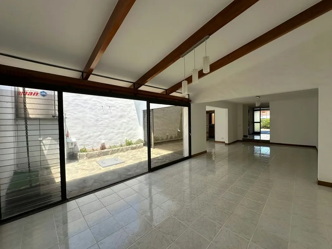 Esta increíble casa se ubicada en un mini condominio en Trejos Montealegre Escazú. Con seguridad 24/7, ...