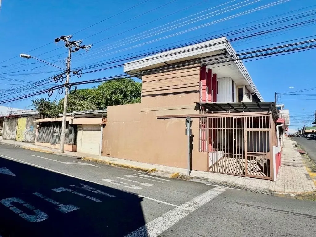 Ubicada en el vibrante centro de Alajuela, a solo dos cuadras del Parque Central y a una cuadra de la Municipalidad, esta ...