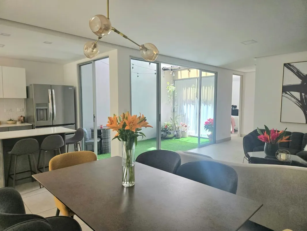 Moderna Casa en Condominio Ayarco Boulevard con Excelente Ubicación y Amenidades