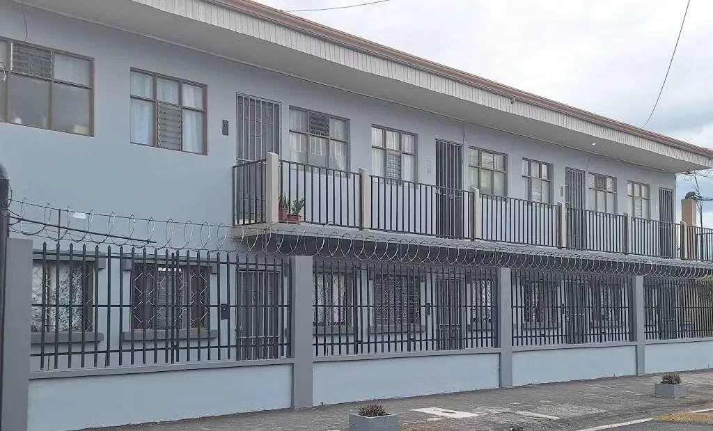 Propiedad multifamiliar de alto rendimiento en La Trinidad, Alajuela, conformada por 8 apartamentos totalmente remodelados. Ofrece parqueos, seguridad y una ubicación ...