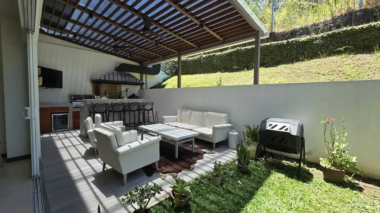 Venta de amplia casa en condominio en Escazú