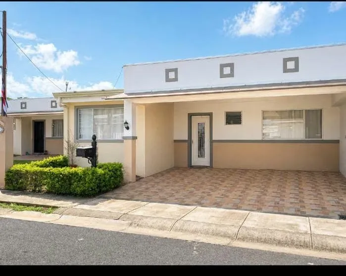 SE VENDE Casa de una planta en Residencial Málaga en Santa Barbara de Heredia.