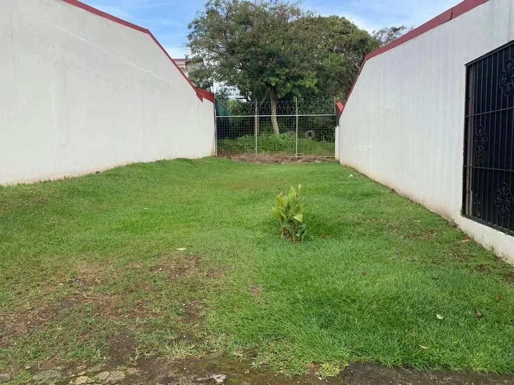 Si estás buscando dónde construir tu hogar o hacer una inversión inteligente, este lote en condominio en Mercedes Sur, a pocos ...