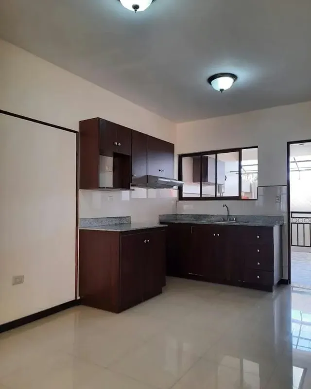 Nice second floor apartment. Located in complex only 4 apartments (two below, two above) excellent quality of construction. Very secure and central ...