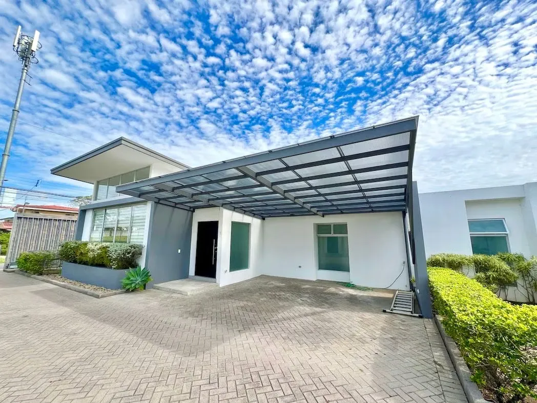 Moderno apartamento de una planta en alquiler en Río Oro, Escazú – Condominio exclusivo