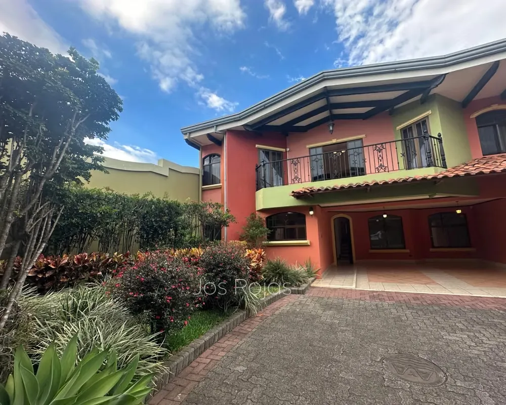 House in Gated Community in La Uruca | 3 Bedrooms + Office | 200 m² | Top Security & Location