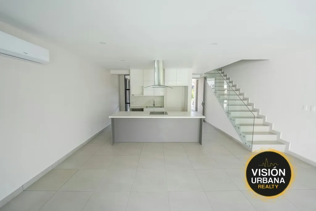 This 3-bedroom house with a TV room in Pozos de Santa Ana features 190 sq m of construction on a 230 sq m lot and is distributed over two levels as follows: