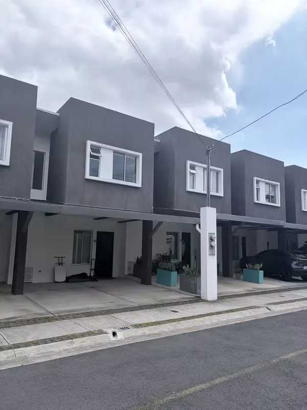 SE VENDE bonita casa en Condominio Brisas del Bosque en Cipreses de Curridabat.