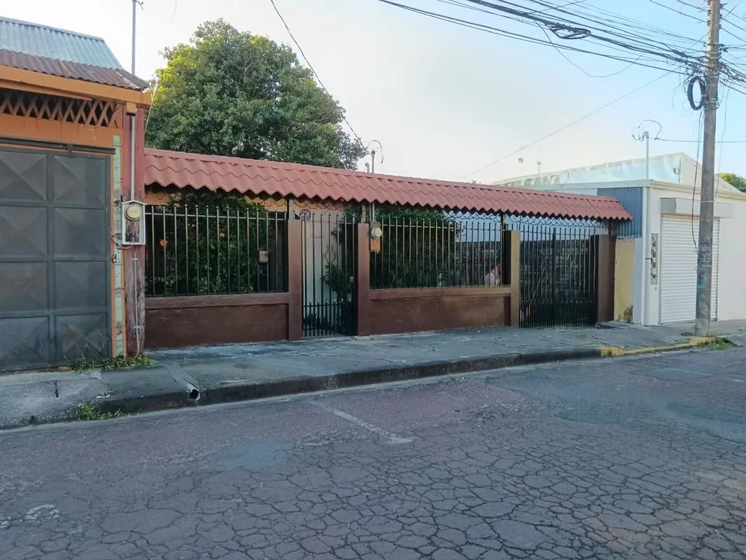 VENTA DE CASA EN EL CENTRO DE LIBERIA BARRIO LOS ANGELES IDEAL PARA INVERTIR