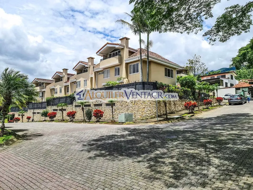 CONDO DE 414 M2 CON 5 HABIT. CON VISTA Y CHIMENEA EN JABONCILLOS ESCAZU