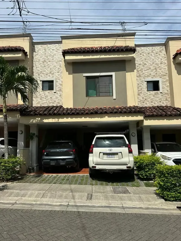 Alquiler de casa esquinera en condominio Santa Ana Hills con muebles