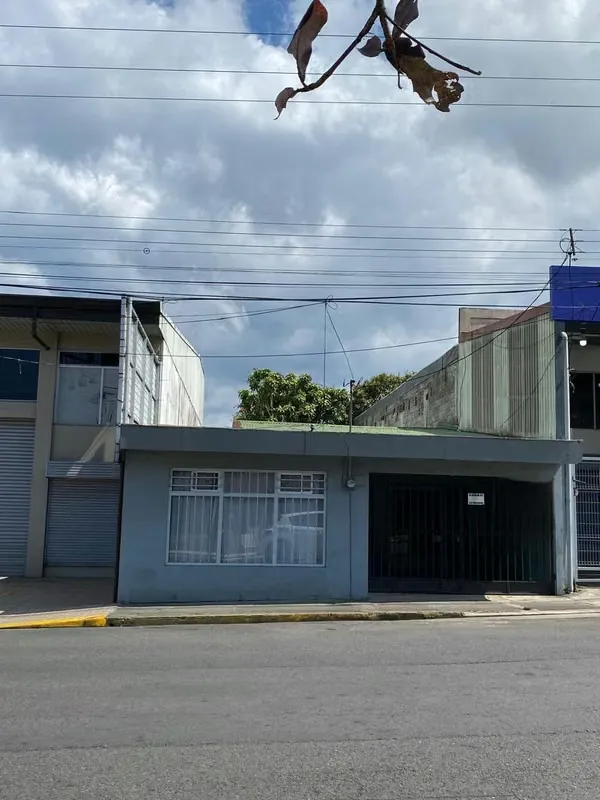 Este inmueble cuenta con una casa de un nivel, ideal para oficinas por su conveniente ubicación con cercanía a ...