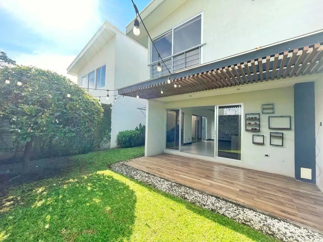 Hermosa casa en venta en Rio Oro Santa Ana, en Condominio! P488