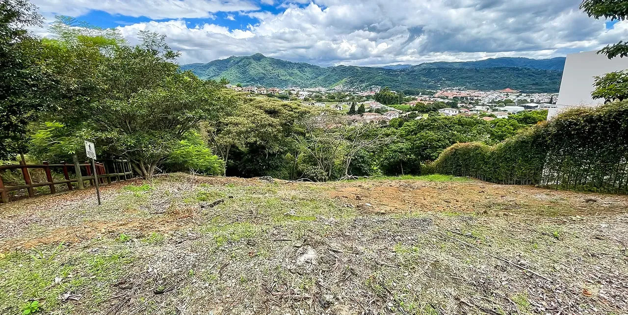 Venta lote con vista abierta y gran potencial, Curridabat. (AD)