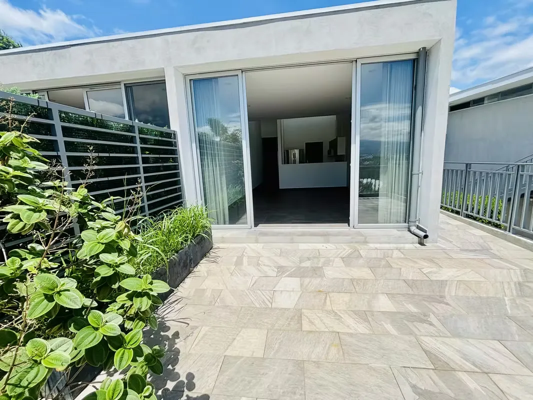 Apartamento con línea blanca, de estilo moderno. En condominio en Escazú,.