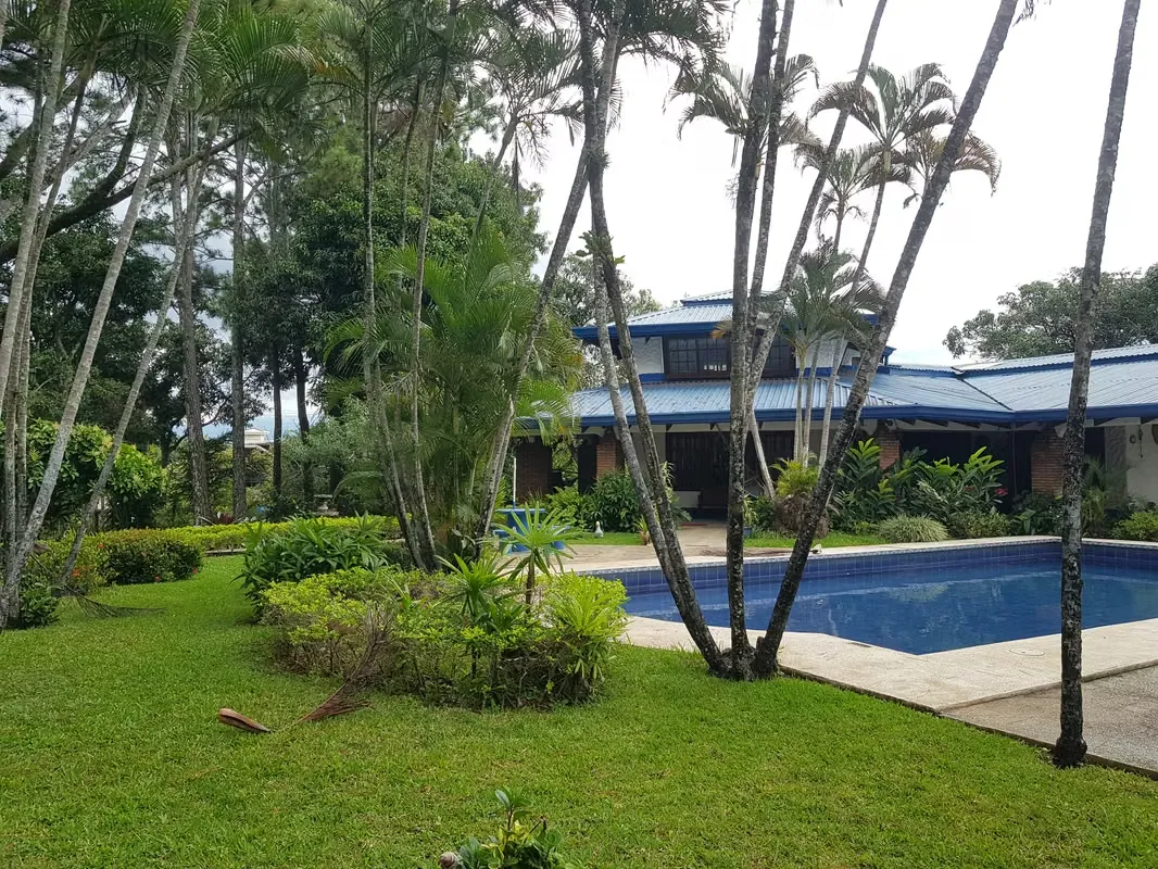 A corta distancia de la Ruta 27, ofrecemos para la venta esta hermosa finca con Uso de suelo para residenciales, ...