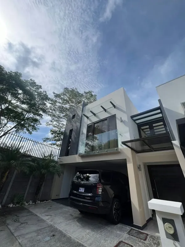 Casa contemporánea en alquiler – amplitud, comodidad y excelente ubicación
