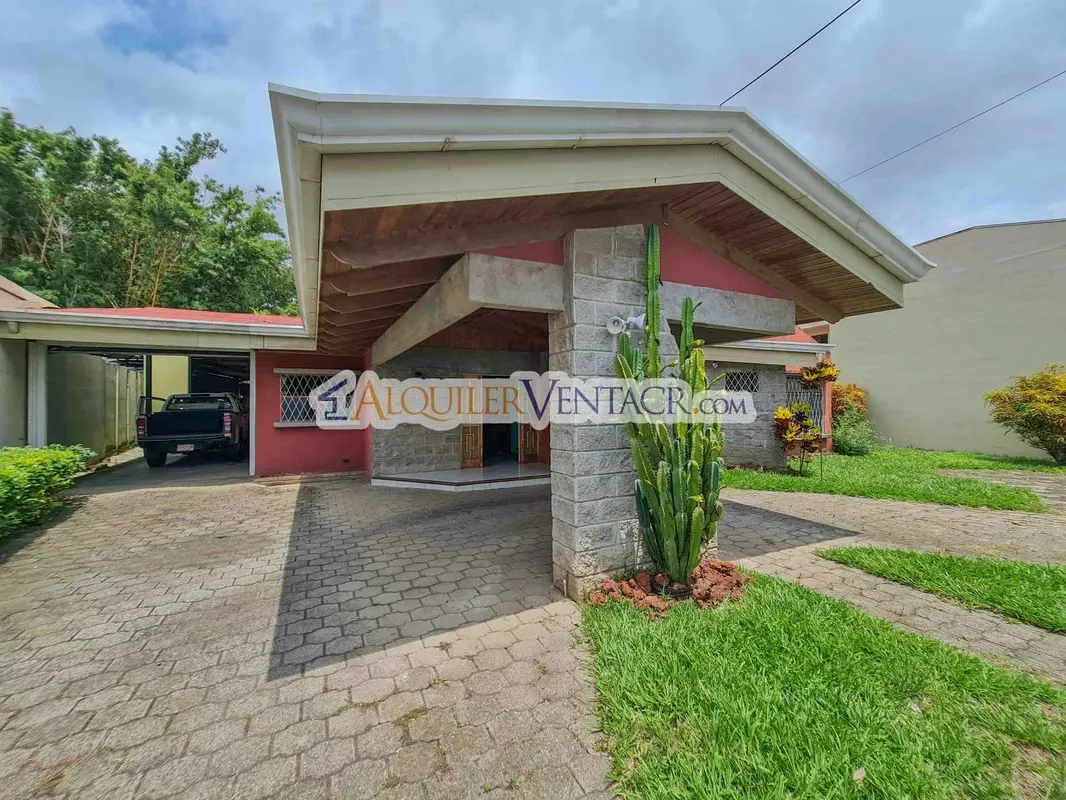 CASA DE UN NIVEL DE 463 M2 CON 1.100 M2 LOTE X DISTRITO 4 GUACHIPELIN ESCAZU