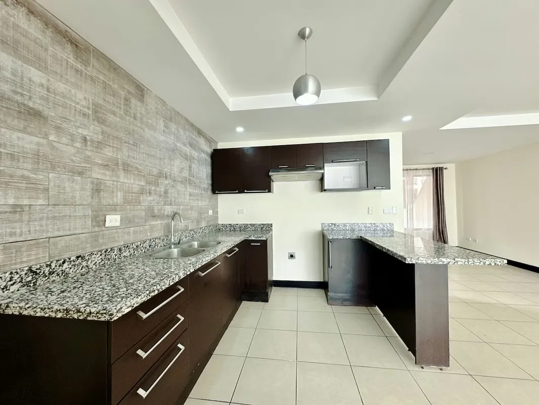 Casa en Venta en Condominio – Santa Ana.