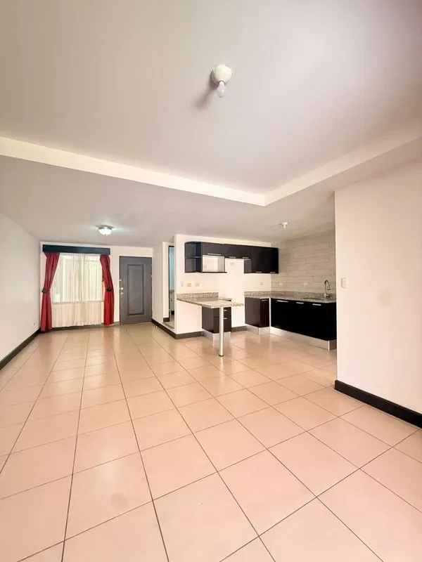 Casa en Condominio en Venta en Ciudad Colón con Piscinas y Seguridad 24/7
