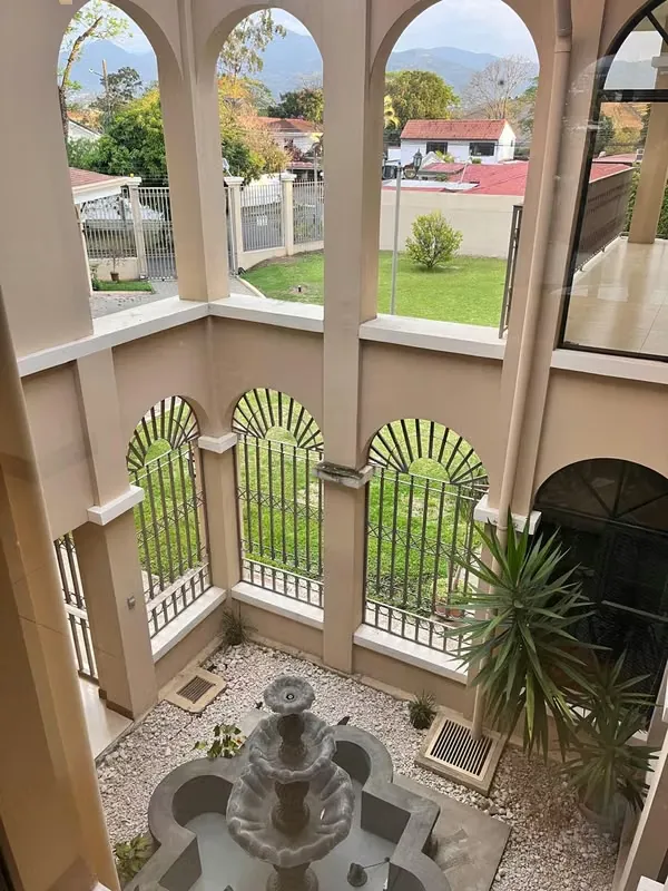 Casa amueblada de finos acabados vista al golf con acceso controlado, Ulloa, Heredia