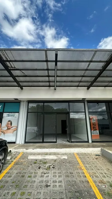 El centro comercial ofrece parqueo para clientes y acceso para discapacitados