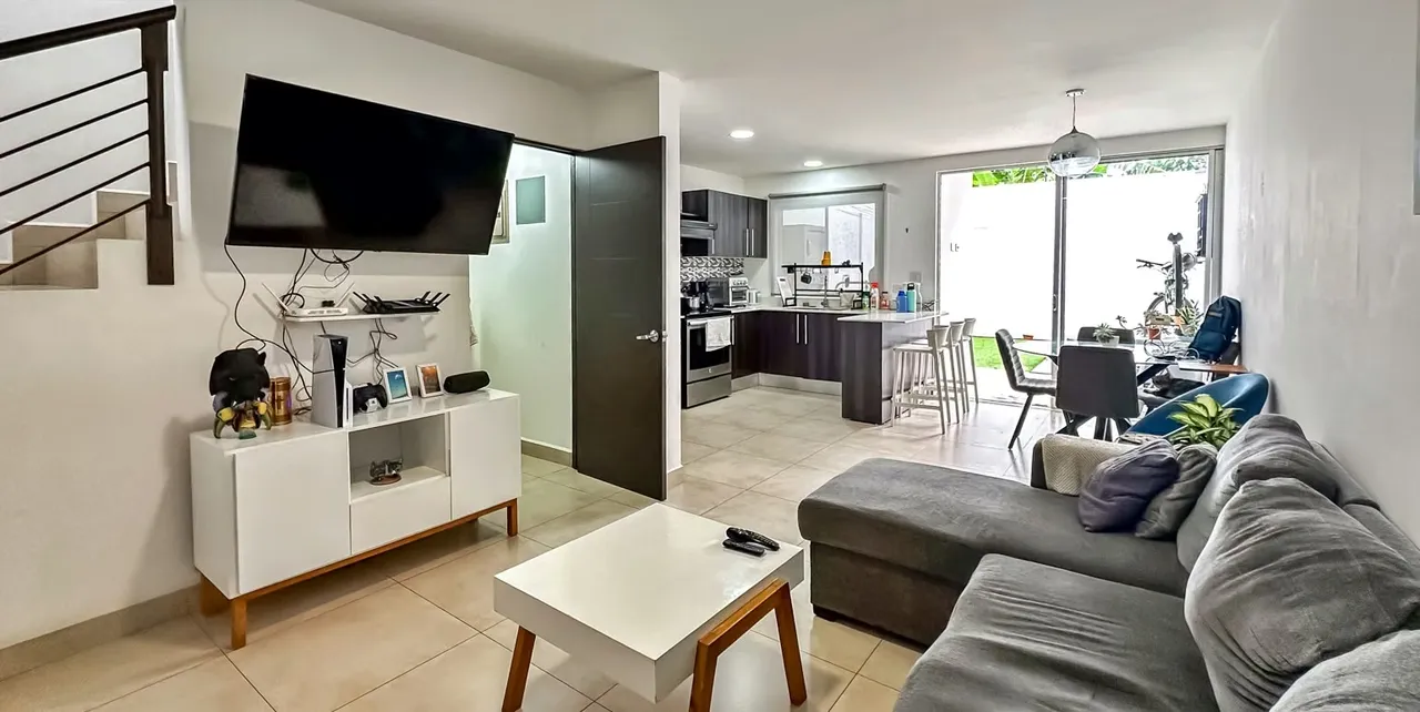 SE VENDE bonita casa en Condominio Brisas del Bosque en Cipreses de Curridabat.