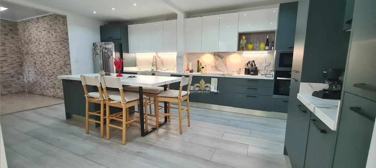 Se vende hermosa casa en condominio pequeño, remodelada en Guachipelin Norte de Escazú
