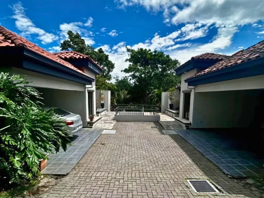 VENTA DE CASA EN CONDOMINIO EN LOS LAURELES, ESCAZU
