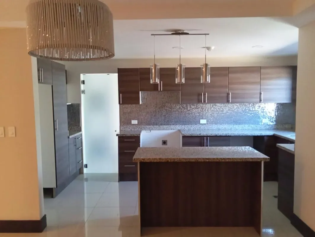 Se ubica en un segundo piso, cuenta con cocina con lindo mueble, área de pilas y despensa ...