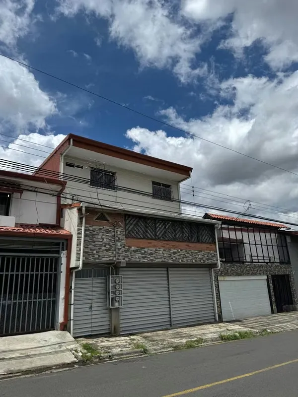 Oportunidad de Inversión, ideal para generar ingresos, amplio patio. NEGOCIABLES, con avalúo.