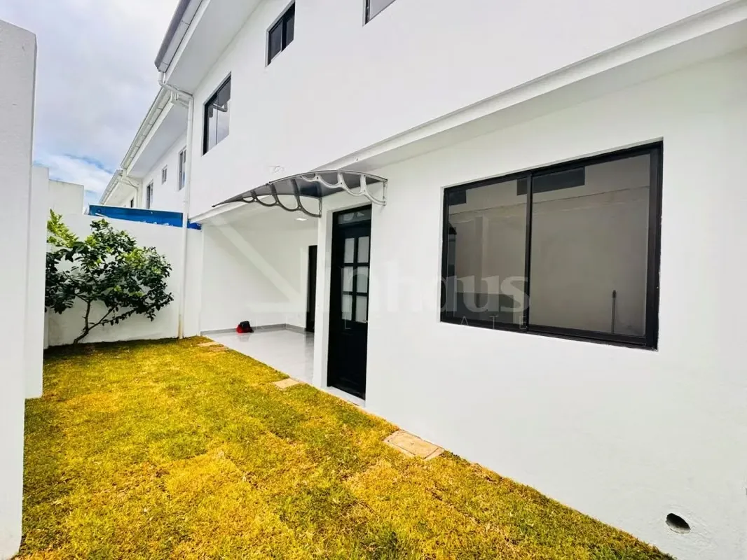 id # 42517 Moderna casa en Condominio Distrito San Juan