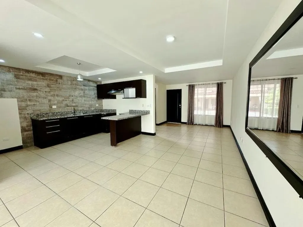 Casa en Venta en Condominio – Santa Ana.