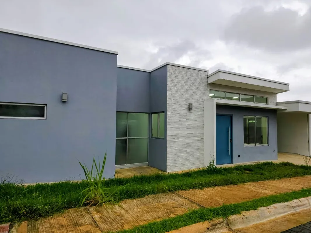 Venta de casa de un piso en Escazu.