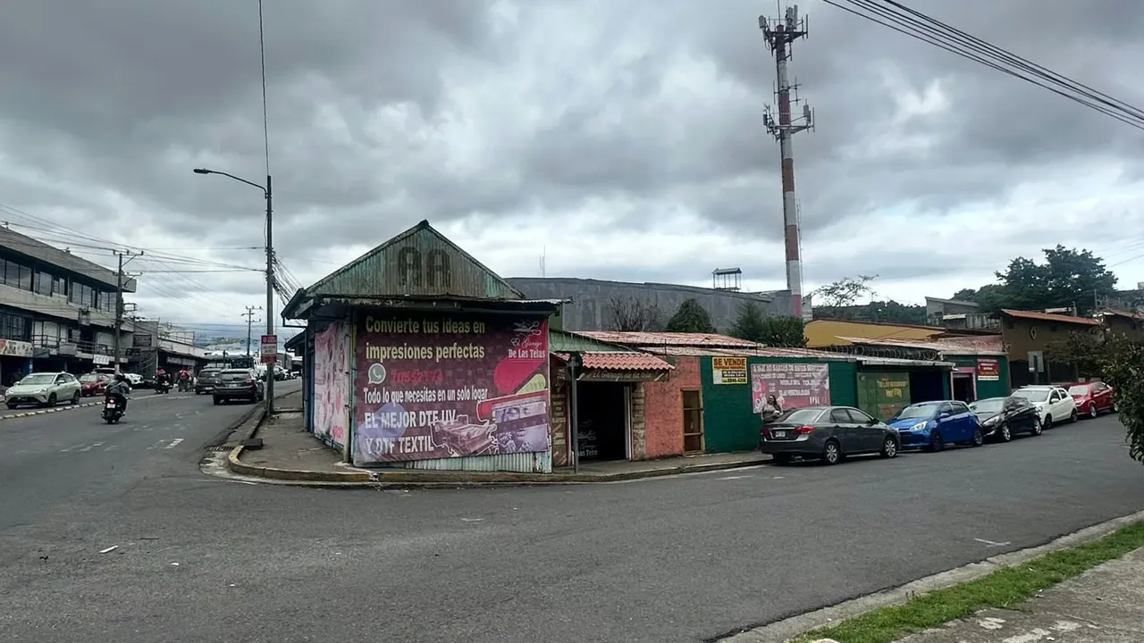 Venta Terreno comercial esquinero – Zapote, cerca Parque de la Paz