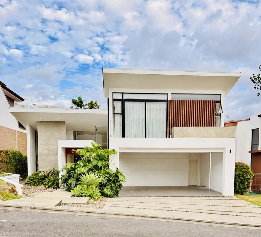 Casa Moderna en Venta / Alquiler | Condominio Francosta, Ulloa de Heredia.