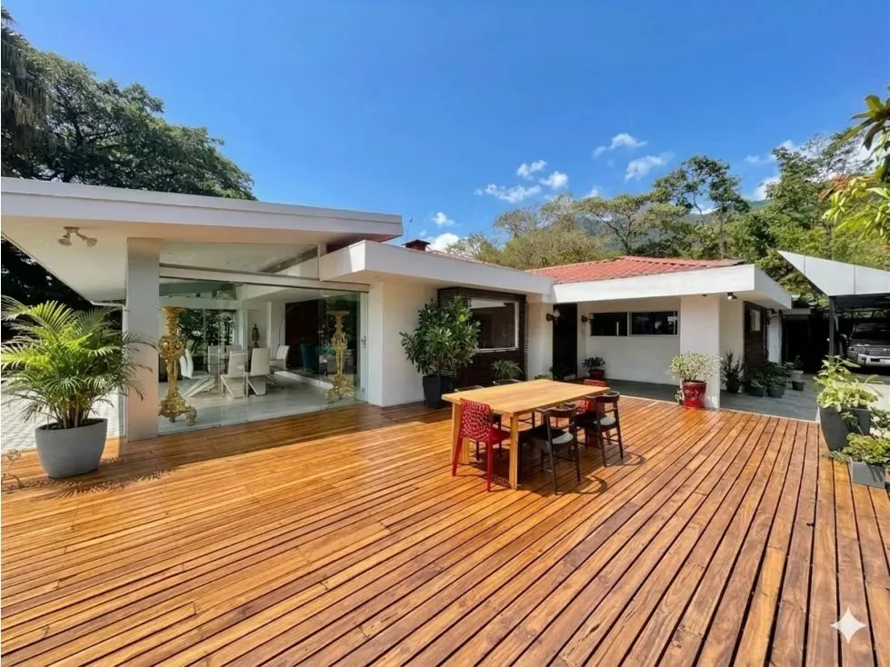 Exclusiva casa independiente en venta con vista panorámica en Escazú