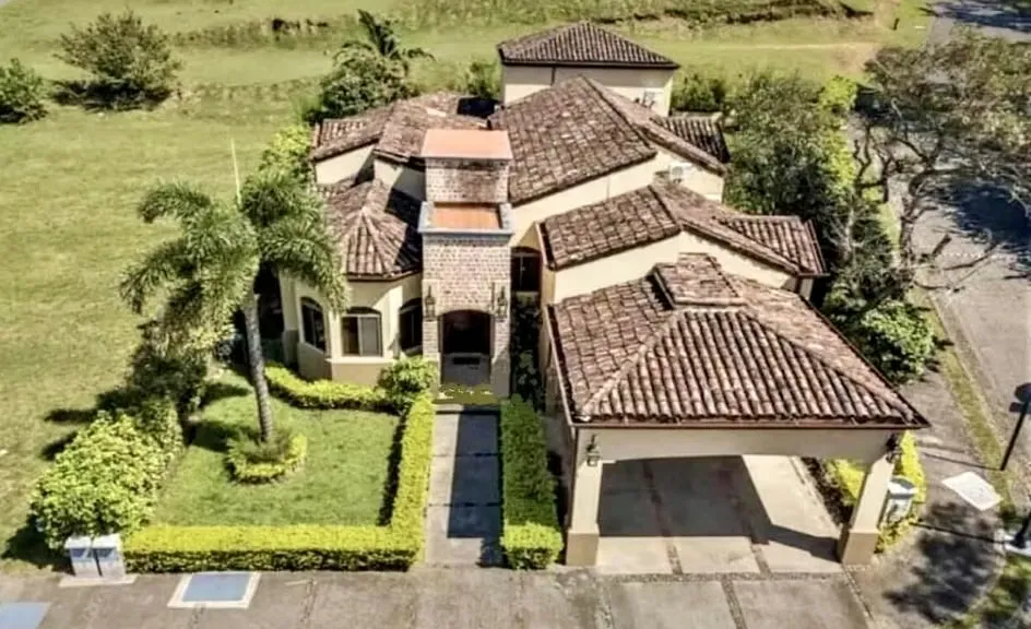 Rebajada. Esquinera, en un nivel y espacios amplios. En condominio en Brasil de Mora.