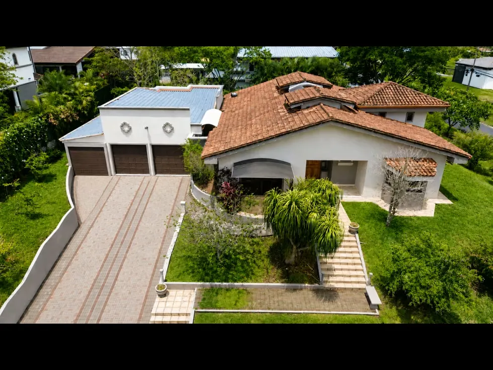 Descubra esta exclusiva residencia en Hacienda Los Reyes, diseñada para quienes valoran el confort, la privacidad y los espacios ...