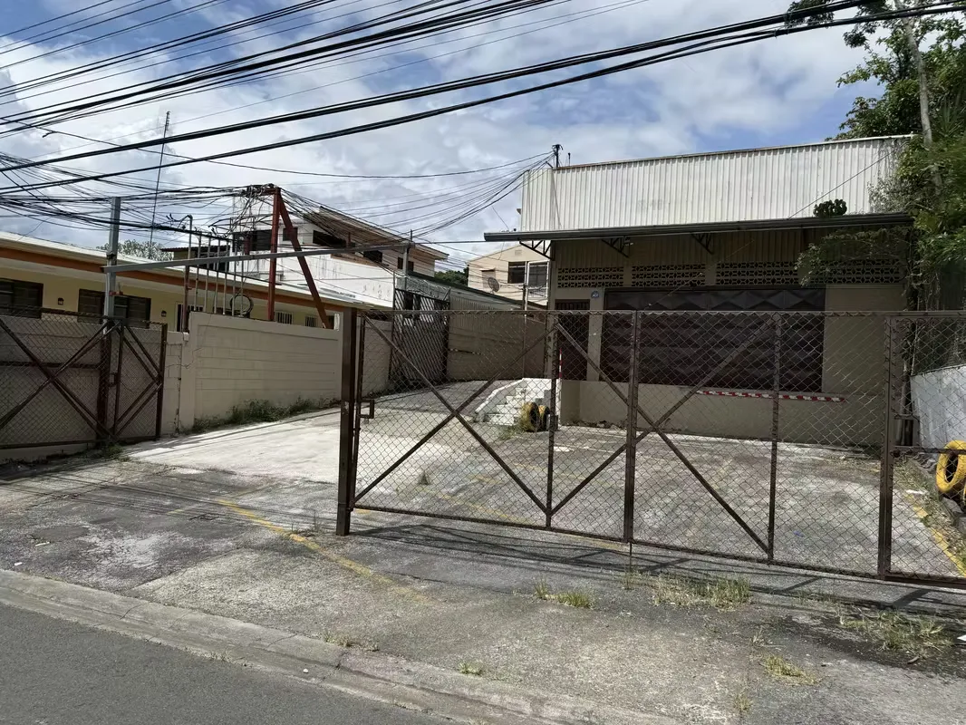 Don commercial area levels of 168 m2, offices, bathrooms, dining room of 35m2, Anden and parking area 96m2