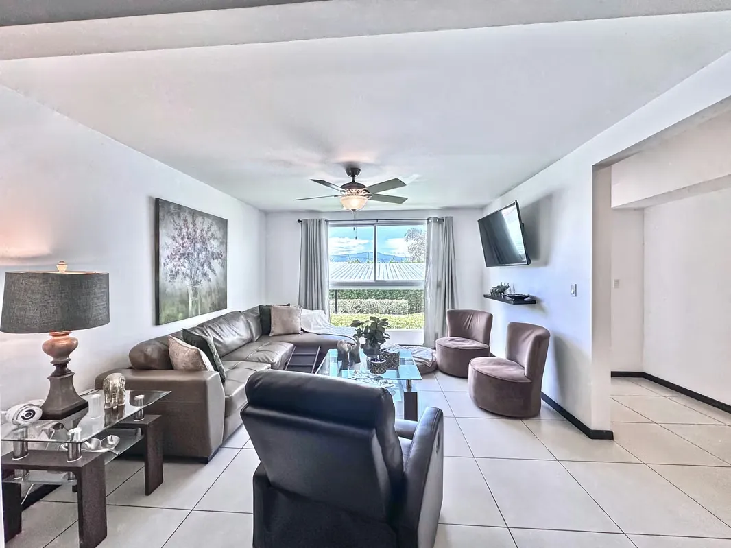 Condo-apartment Prive Palms-patio-walkable to stores- Escazu