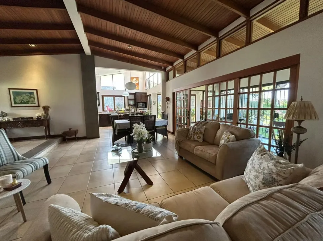 Exclusiva Casa de Una Planta en Santa Ana – 1.927 m² de Terreno