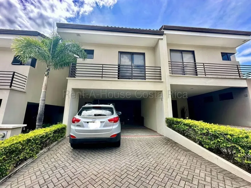 Venta de casa con espacios amplios y patio en condominio Santa Ana