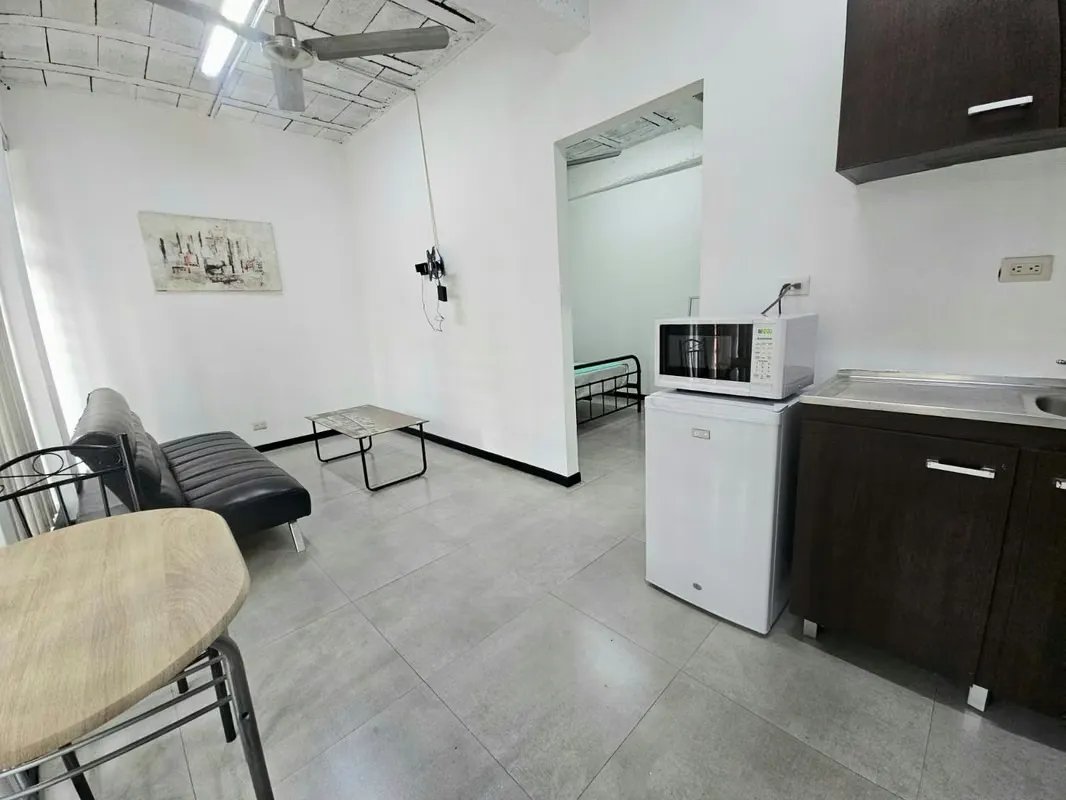 Modern and comfortable loft-style apartment in an excellent location in San José, close to bus stops, supermarkets, restaurants, ...