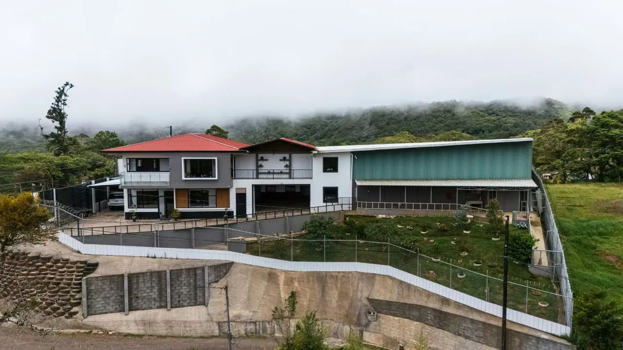 Se vende amplia casa en el Guarco, Cartago.