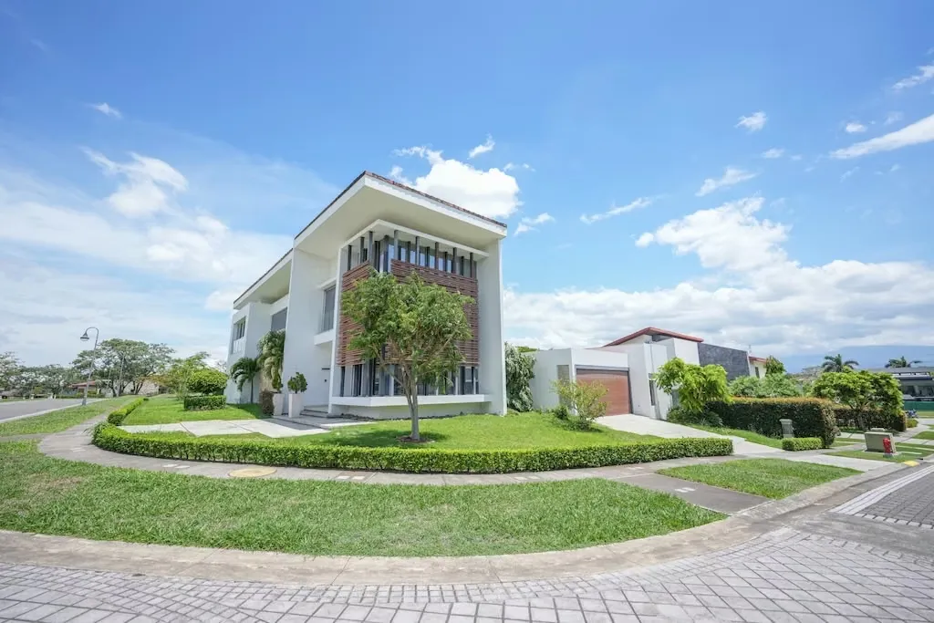 Exclusive 4-bedroom house in Valle del Sol, Santa Ana. It sits on a 1000m² lot and features a 490m² two-story house distributed as follows: