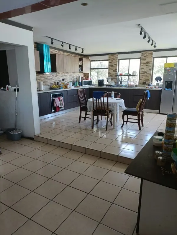 Venta de propiedad con 3 casas independientes en Escazú