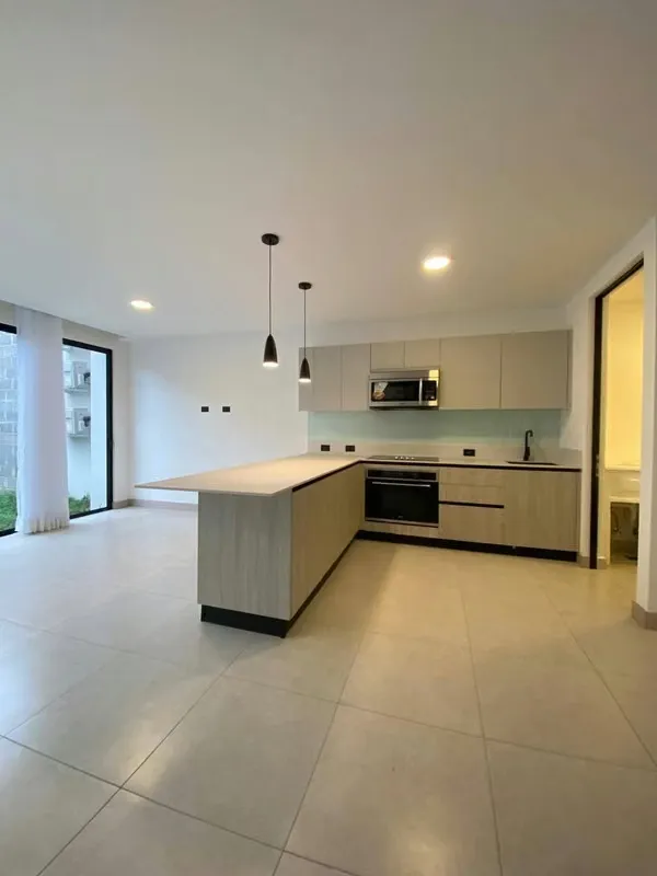 Alquiler de Exclusiva Casa en Condominio en Lindora | Amplio Jardín y Amenidades